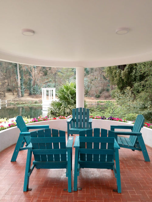 Sillas turquesa en una glorieta